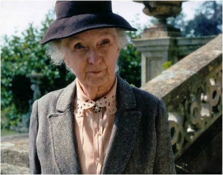 Мисс марпл агаты кристи. Агата кристи мисс марпл сериал обложка. Экранизации книг агаты кристи. Мисс марпл в 16. Агата кристи фильмы.