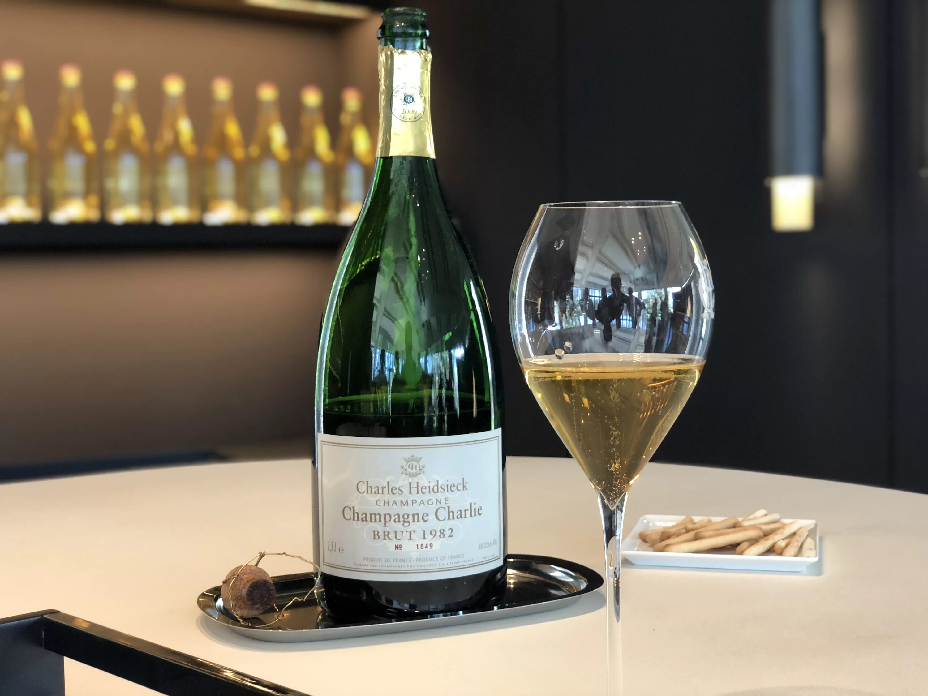 Charles vii шампанское. Charles heidsieck champagne reims france best reserve. champagne le bristol champagne шампанское. mumm шампанское с бокалом. шампанское чарли николе.