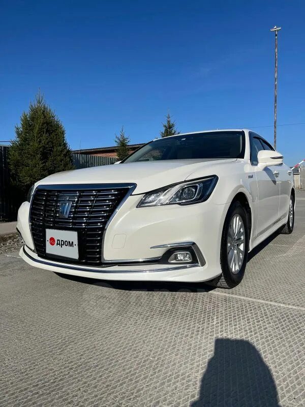 Какой краун лучше. Toyota crown 2017. тойота краун 2017 года. crown hybrid 2017. диски 17 тойота краун 2017.