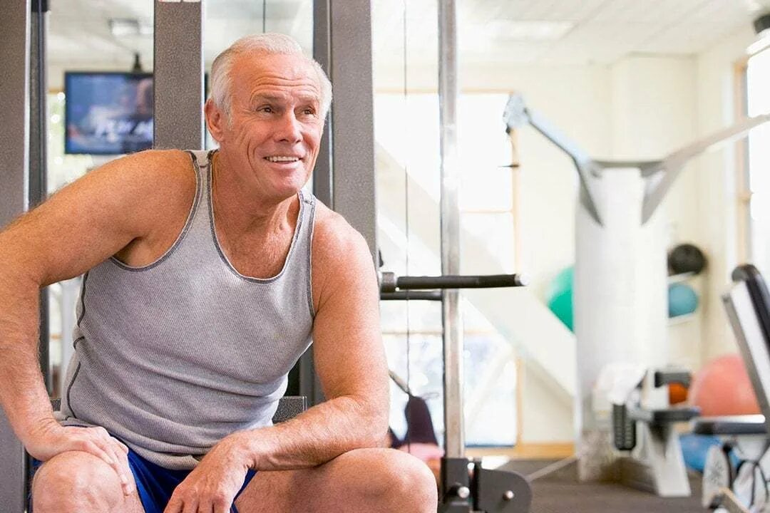 Муж после 60. Спортивный мужчина 50 лет. Спортивный мужчина средних лет. Здоровый пожилой мужчина. Пожилой мужчина в отличной физической форме.