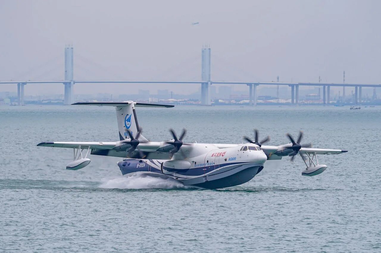 Гидросамолет идущий по воде является. Самолёт-амфибия ag600. ag600 jiaolong. ag600 гидросамолёт. китайский гидросамолет ag 600.