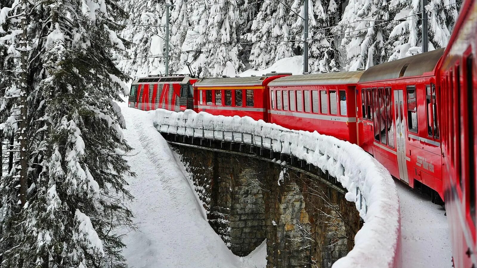 Туристический поезд сказка. Поезд Хогвартс экспресс зима. Поезд в снегу. Поезд зимой. Снежный поезд.