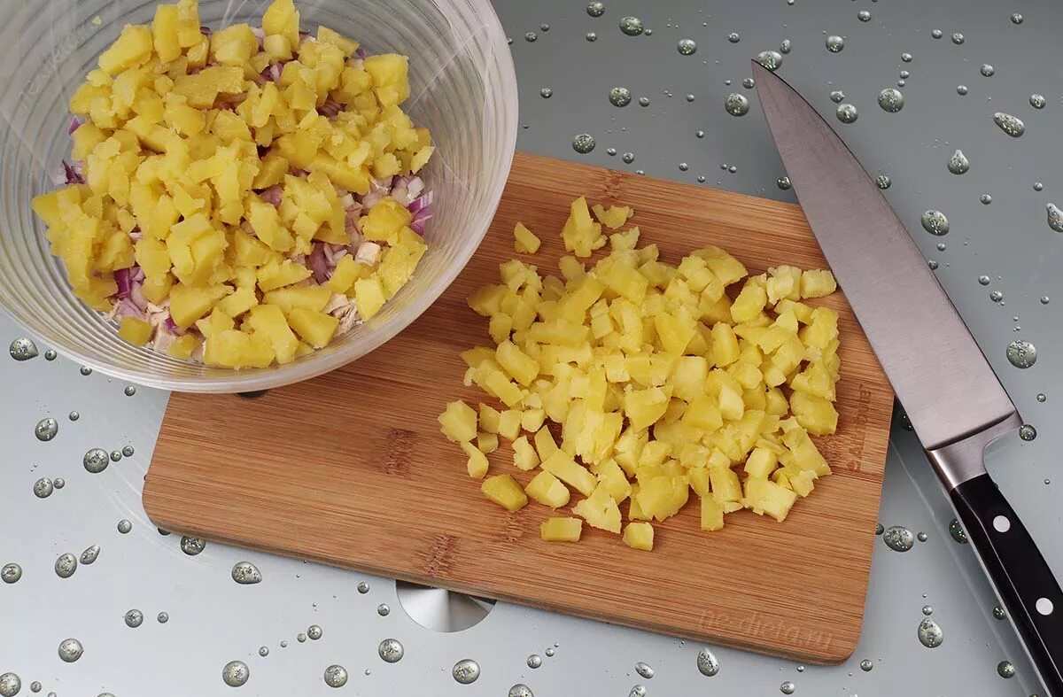 Себестоимость салата оливье. Как варить картофель для салата оливье. Салат вареная морковь картофель яйца. 400 грамм картофеля это сколько штук. Рецепт борща в инфографике.