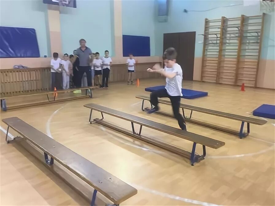 полоса препятствий для детей в спортзале. спортивная полоса препятствий для спортивного зала. полоса препятствий в зале. полоса препятствий физкультура. военизированная полоса препятствий.
