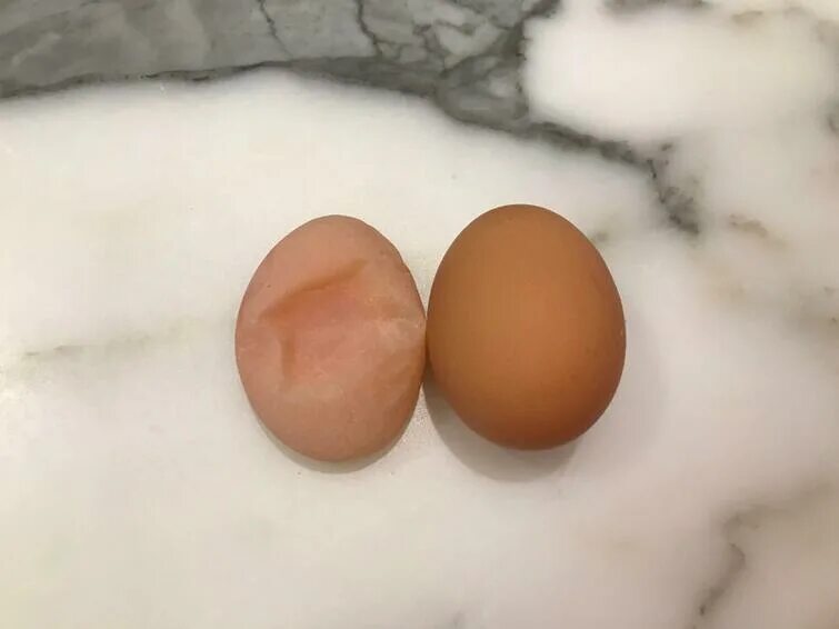 Внутри яйца две желтки. Нормальное яйцо. Нормальное яйцо. Нормальное яйцо. Яйцо с двумя желтками.