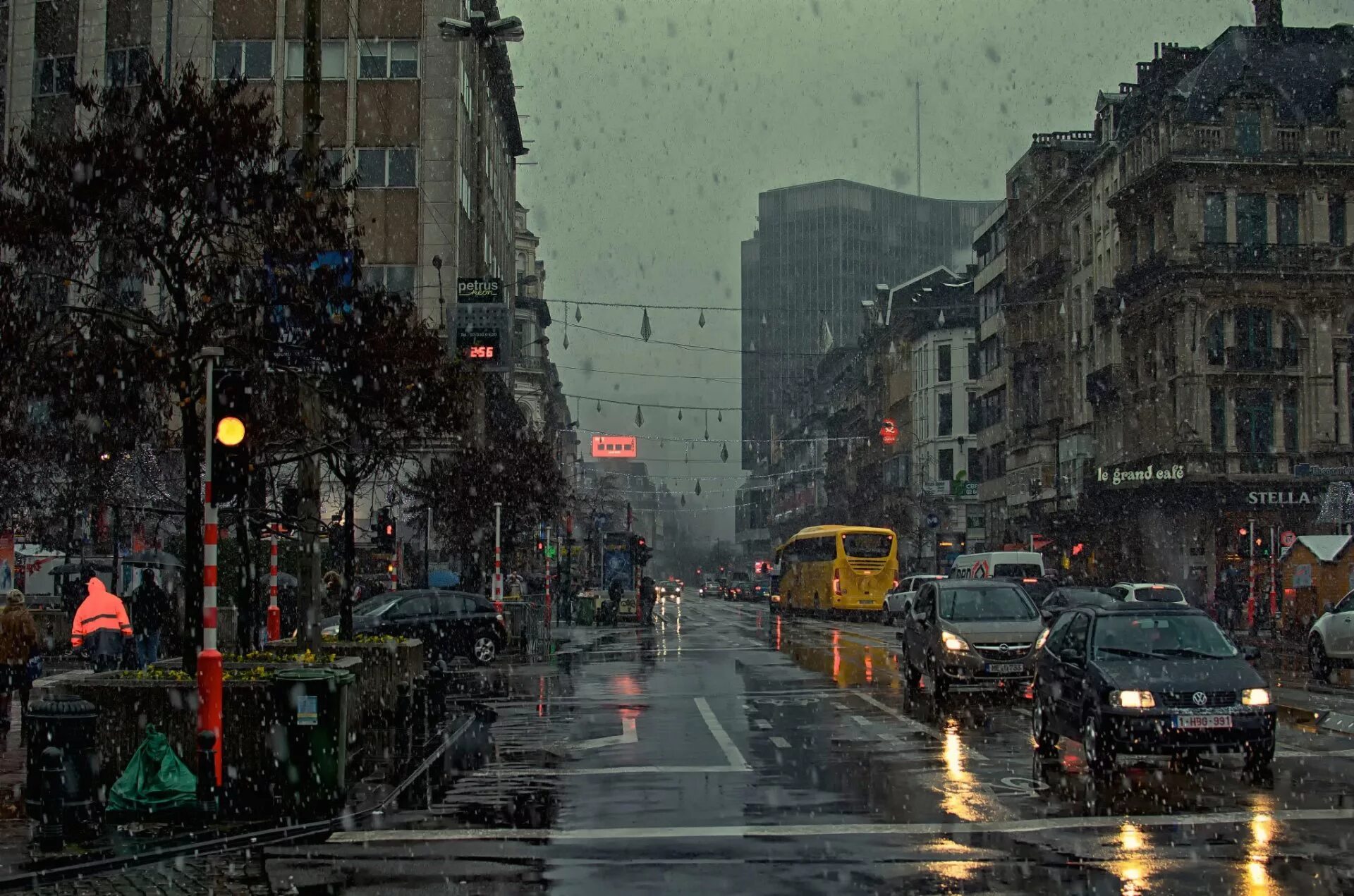 Погодная улица. Дождь в городе. Дождь на улице. Дождливая улица. Пасмурный город.