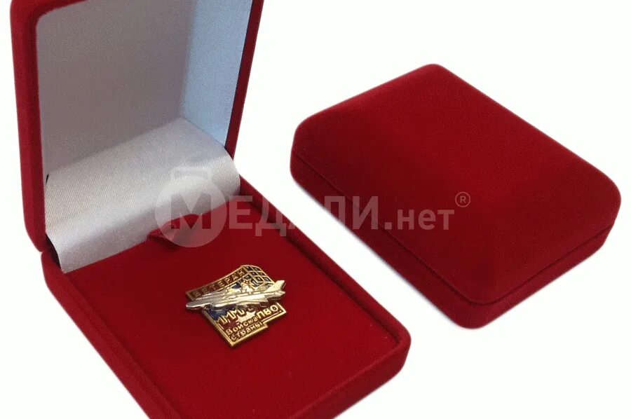 Бархатные коробочки под значки. Коробка пластик для значков. Футляр футляры 131141рз. Коробочки для значков. Упаковка под значки.