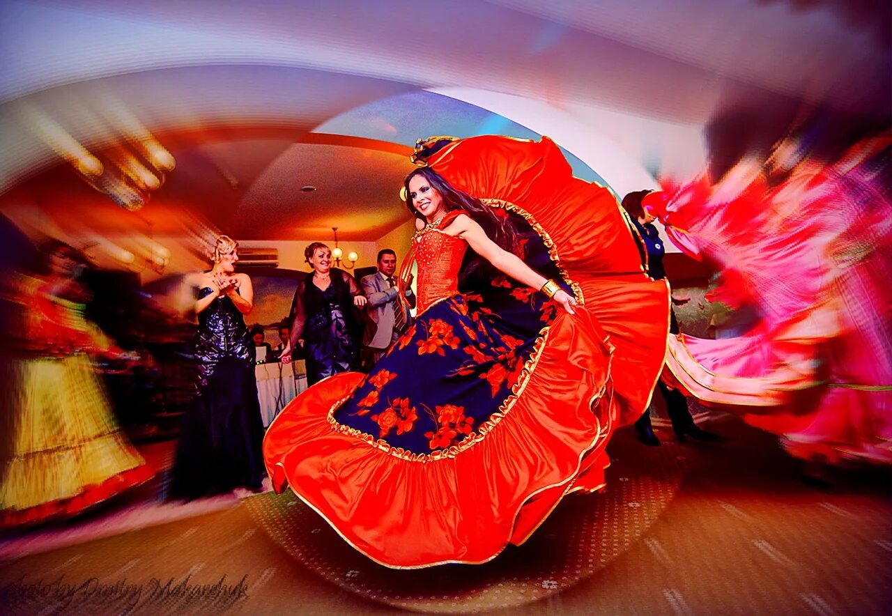 Женька танцевала на вечерах цыганочку. Женька танцевала на вечерах цыганочку. Женька танцевала на вечерах цыганочку. Русалина огонек цыганский огонек. Цыгане танцуют.