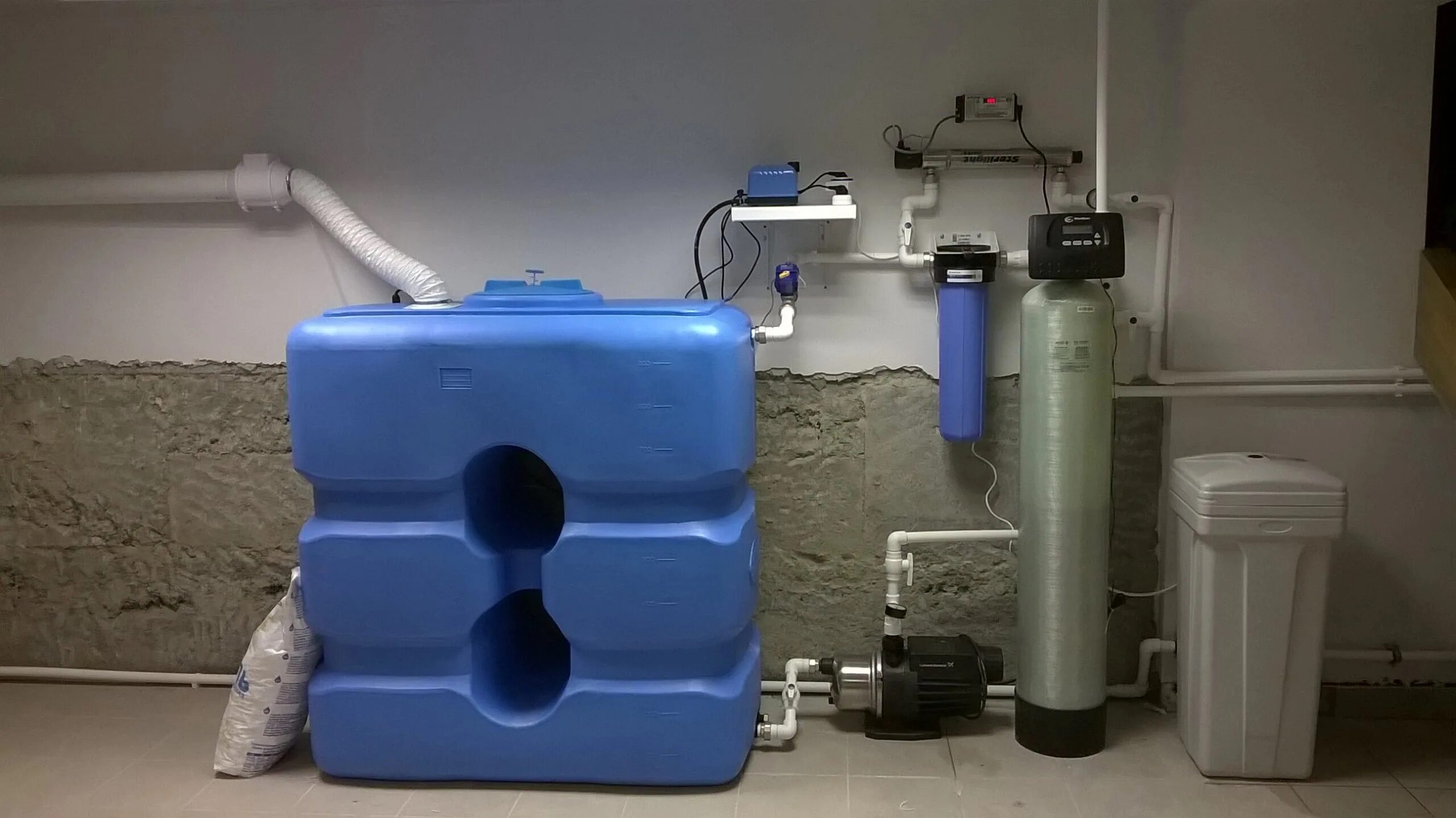 Аэрационная очистка воды. Система водоочистки с накопительным баком. Система очистки воды с аэрацией. Аэратор для обезжелезивания воды из скважины. Система очистки воды с накопительным баком для воды 500л.