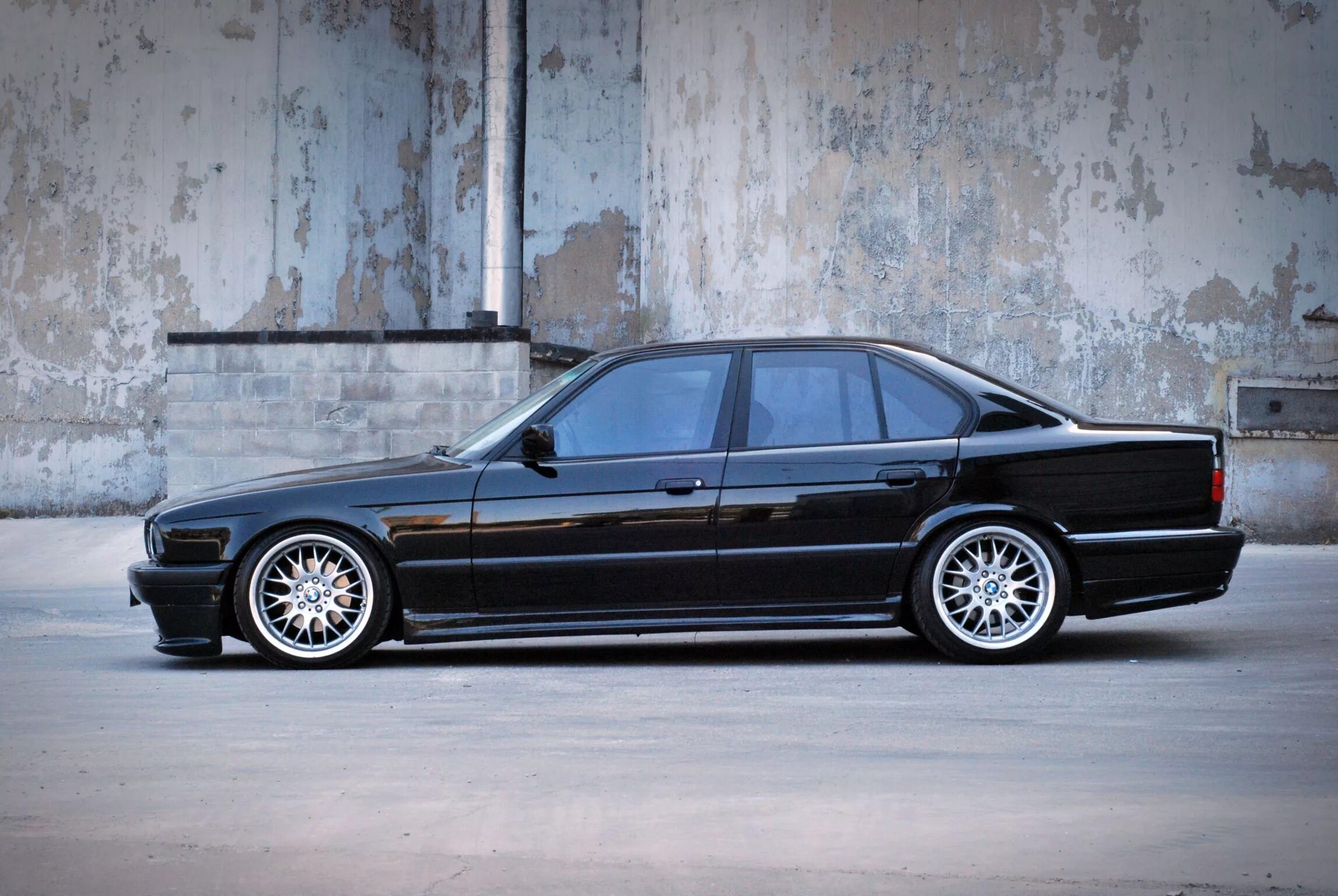 Бмв е34 тюнинг. Обвес зендер на бмв е34. bmw e34 black. bmw e34 black tuning. bmw e34 обвес 540.