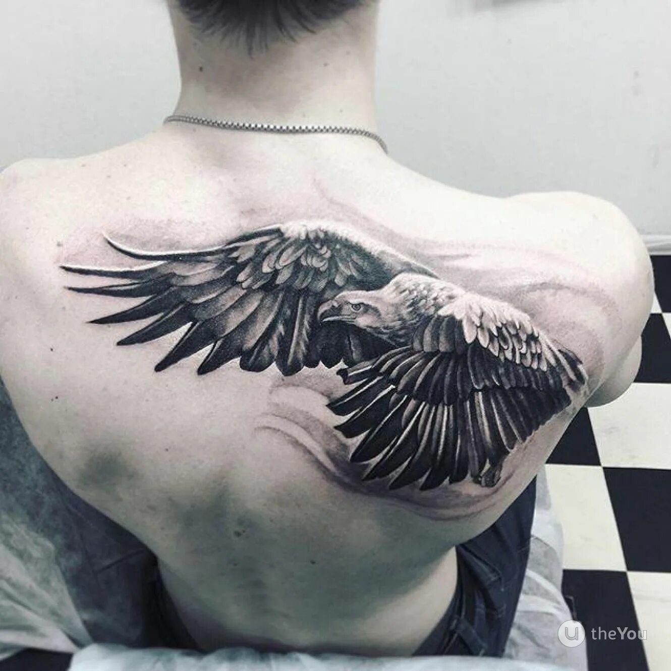 Татуировки на грудине мужские. Тату ястреб на спине. Тату орла на плече для мужчин. Тату орел на спине. Тату орел.