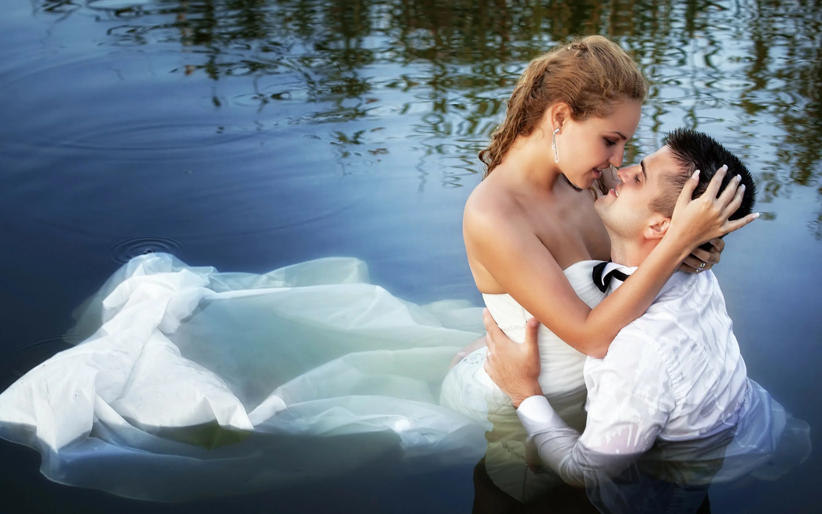 Романтические ссылки. Фотосессия невеста в воде. Веселая невеста на природе озеро. Невеста плачет в воде. Поцелуй на речке.