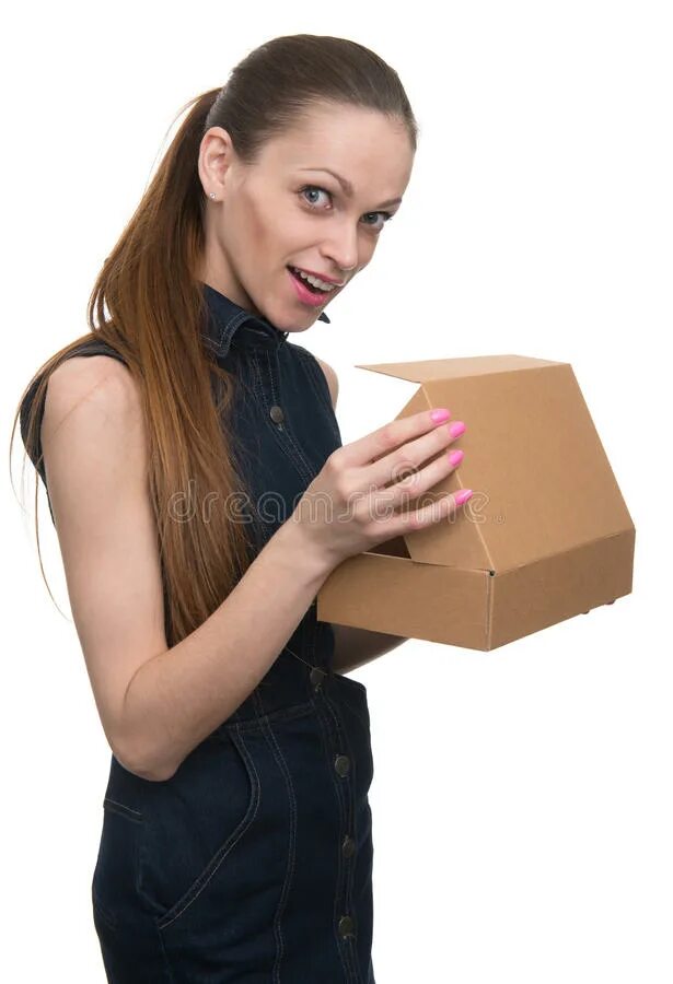 Девушка с посылкой. Открывает коробку. Девушка открывает коробку. Человек открывает коробку. Девочка открывает шкатулку.