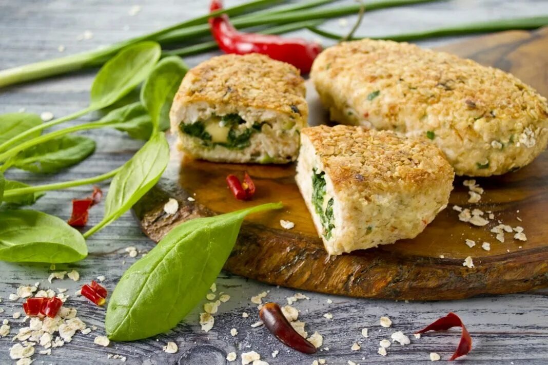 Нутовые котлеты со шпинатом. Шпинатные котлеты. Котлетки со шпинатом. Котлеты со шпинатом. Куриные котлеты с отрубями.