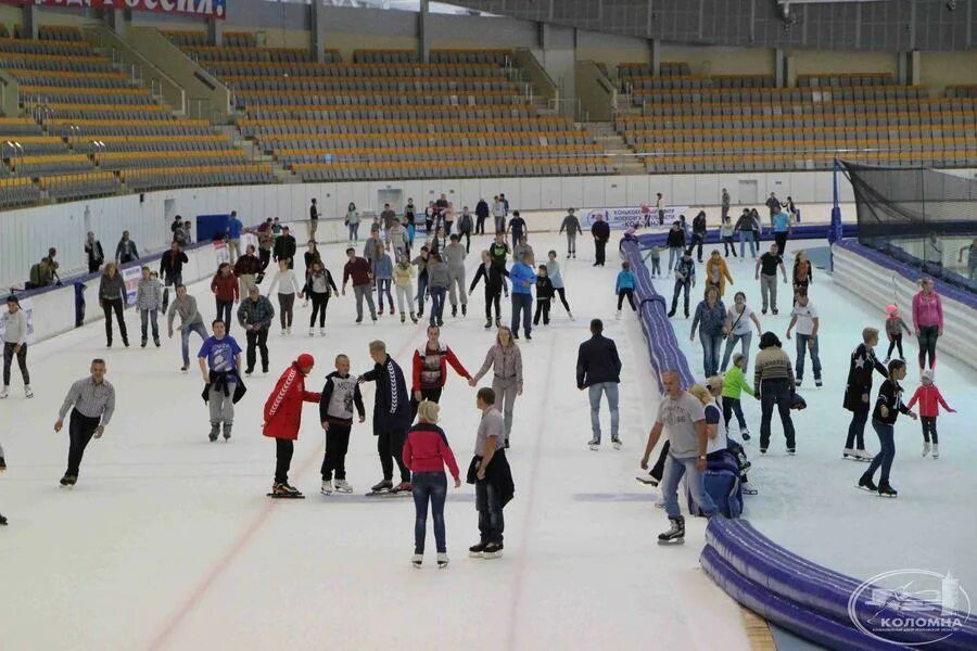 Смоленск ледовый дворец катание. Коломна каток Ледовый дворец. Конькобежный дворец Коломна. Конькобежный каток в Коломне. Ледовый дворец Коломна массовые катания.