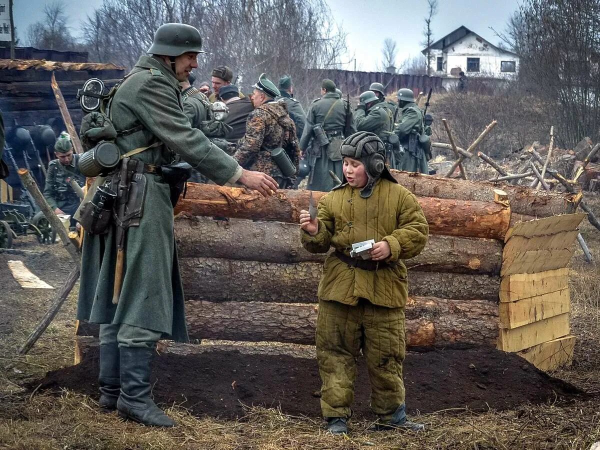 Вел простой аскетичный образ жизни военного. Реконструкторы второй мировой. Реконструкторы вермахта. Военные реконструкторши. Реконструкция второй мировой войны.