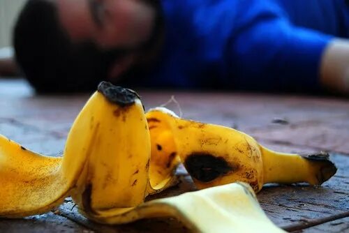 Человек кожура. Поскользнулся на банановой кожуре. Человек банан. Подскользнуться на банане. Кожура банана.