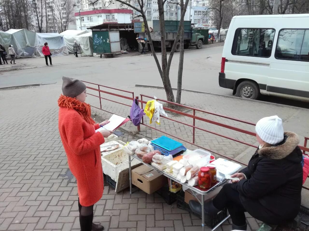 Штраф за незаконную торговлю. Уличная торговля. Незаконная торговля на улице. Уличный торговец. Торговля на улице без разрешения.