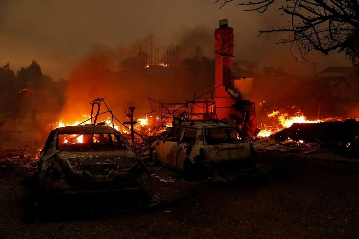 Пожар в дикси. Пожар в Калифорнии 2021. Масштабный пожар. Гигантский пожар. Сплошной пожар.