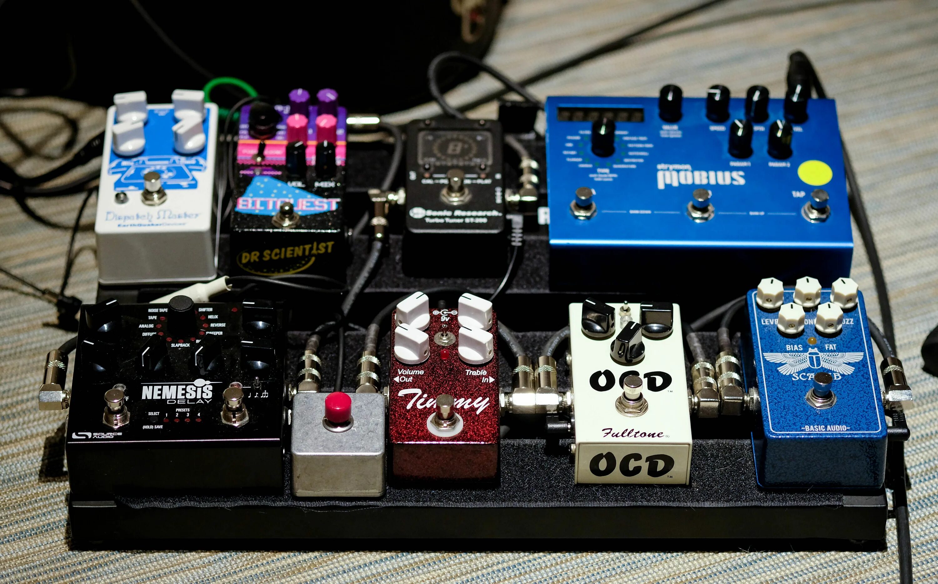 Примочки это. Pedalboard гитарный. Bass Crunch педалборд. Гитарная педаль c600. Педалборд 2 яруса.