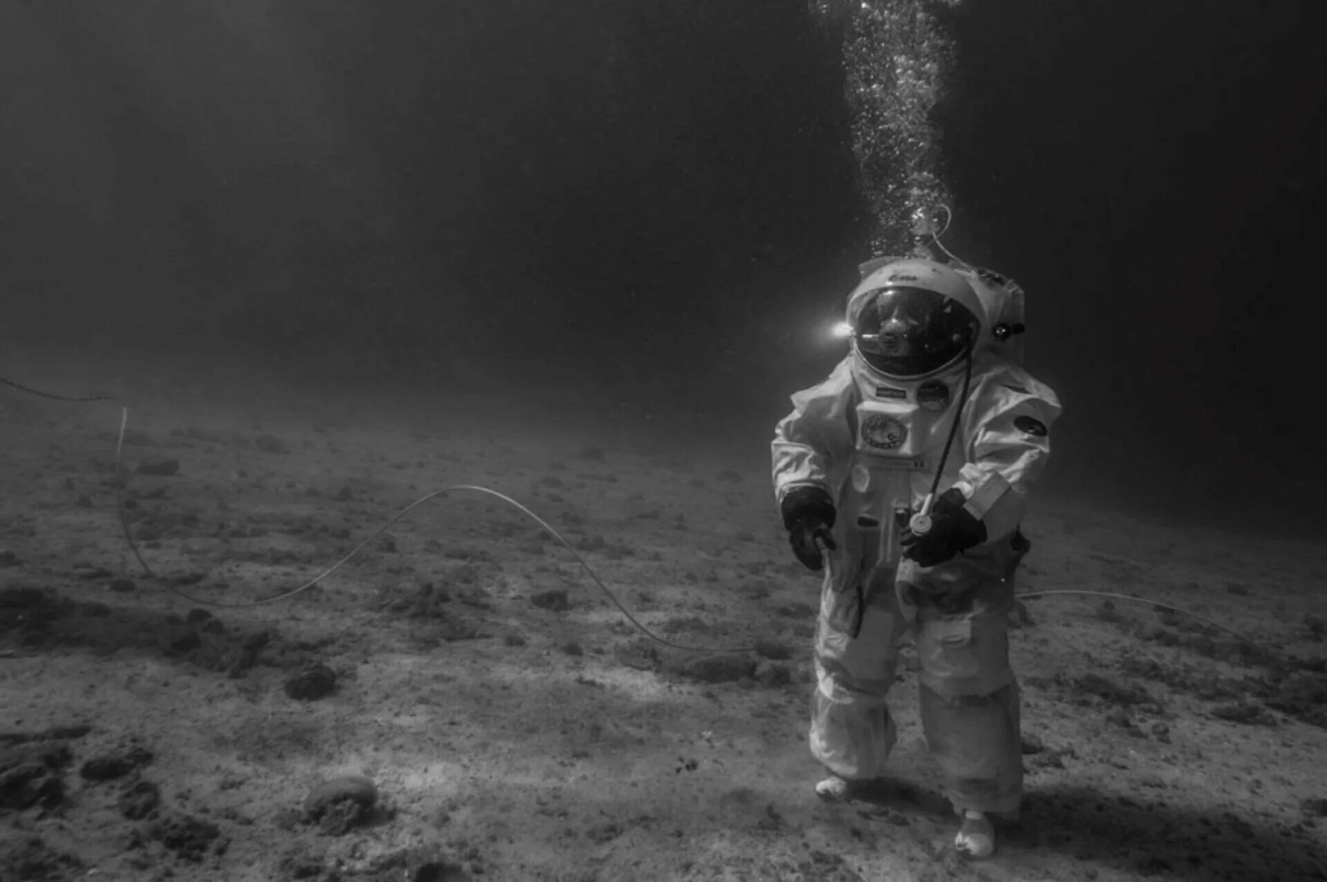 Песни астронавт в океане. Скафандр Аполлон 11. Космонавт в воде. Космонавт под водой. Астронавт в океане.