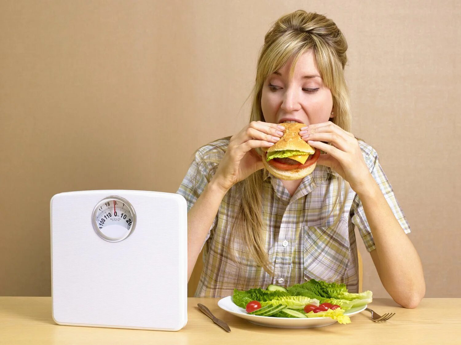 Похудение и переедание. Девушка на диете. Здоровое пищевое поведение. Неправильное пищевое поведение.