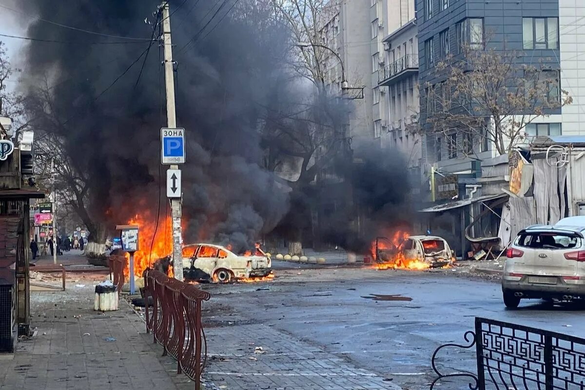 Новости россии обстрелы украины сегодня. Разрушенное здание. Город горит.