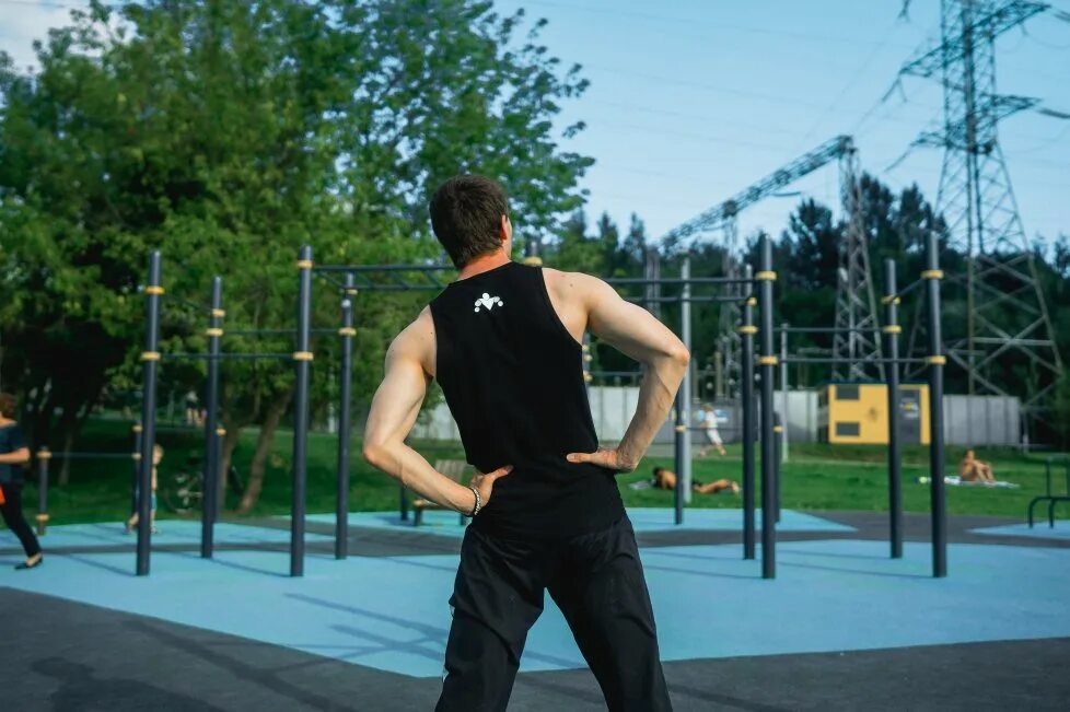 Разминки для мужчины. Стретчинг для мужчин. Спортивные люди. Боковые приседания. Физические тренировки.