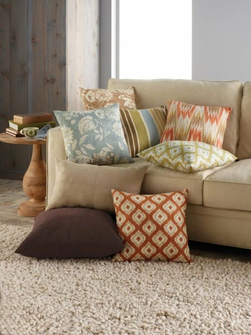 Фото дивана с подушками. Яркие подушки в интерьере. Подушка для дивана. Бежевый диван с подушками. Подушки диванные декоративные в интерьере.