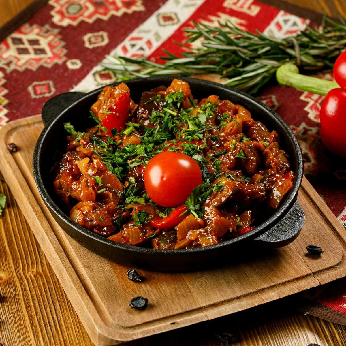 Кухня блюда из овощей. Аджаб Сандал. Аджапсандали (аджапсандал). Аджапсандал грузинский. Грузинская кухня аджаб Сандал.