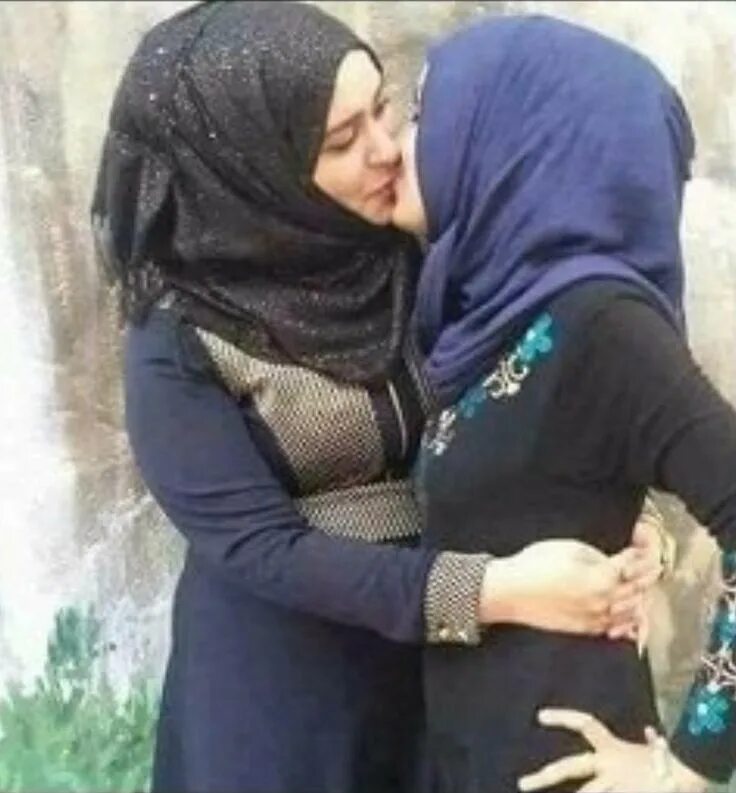 Поцелуй в хиджабе. Мусульманки позор. В хиджабе целуется. Мусульманки целуются. Таджикские лесбиянки