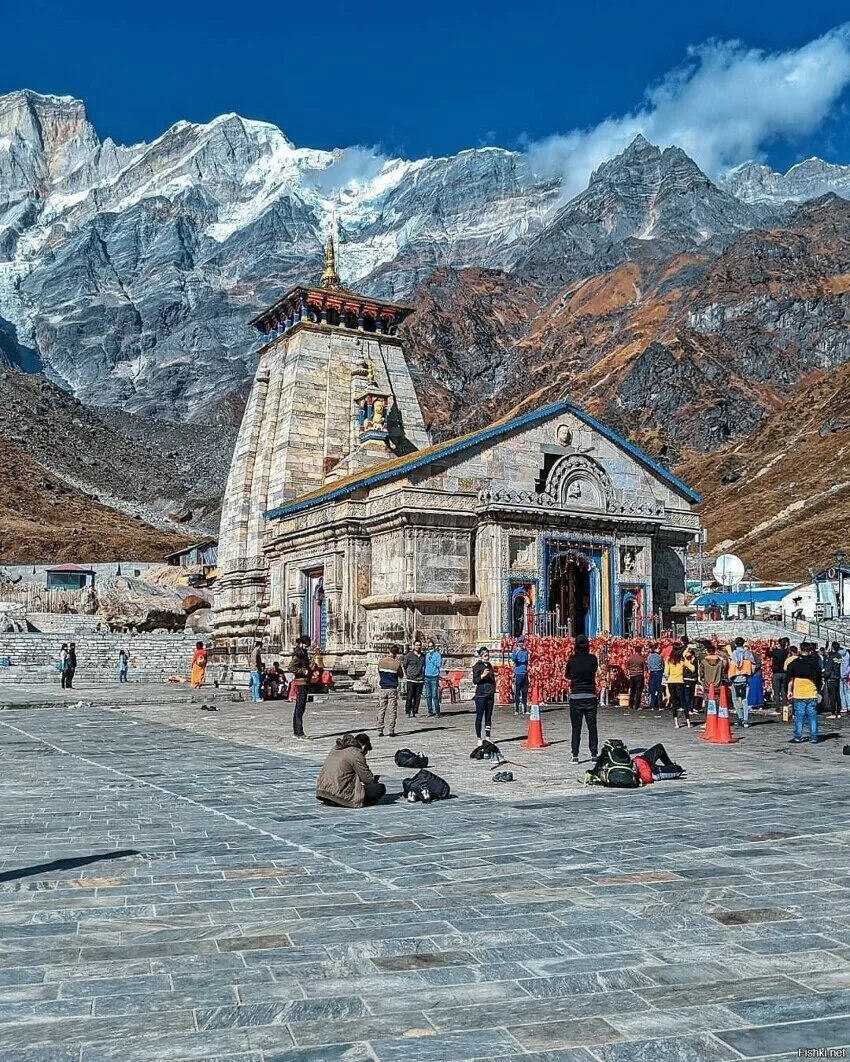 Гималаи место. Кедарнатх храм. Индия храм Kedarnath. Гималаи Кедарнатх. Деревня Кедарнатх Гималаи.