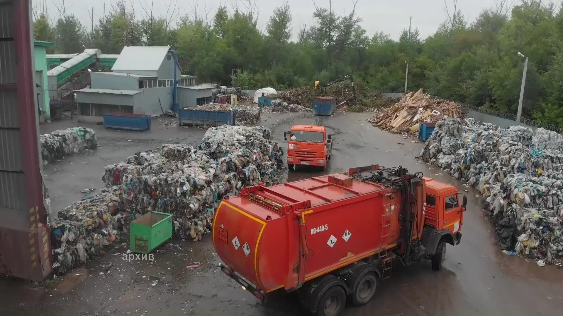 Мусоровоз вывозит мусор спб. Вывоз мусора в башкирии. Крайжилкомресурс белореченск полигон. Экоцентр мусоровоз. Мусоровоз с мусором.