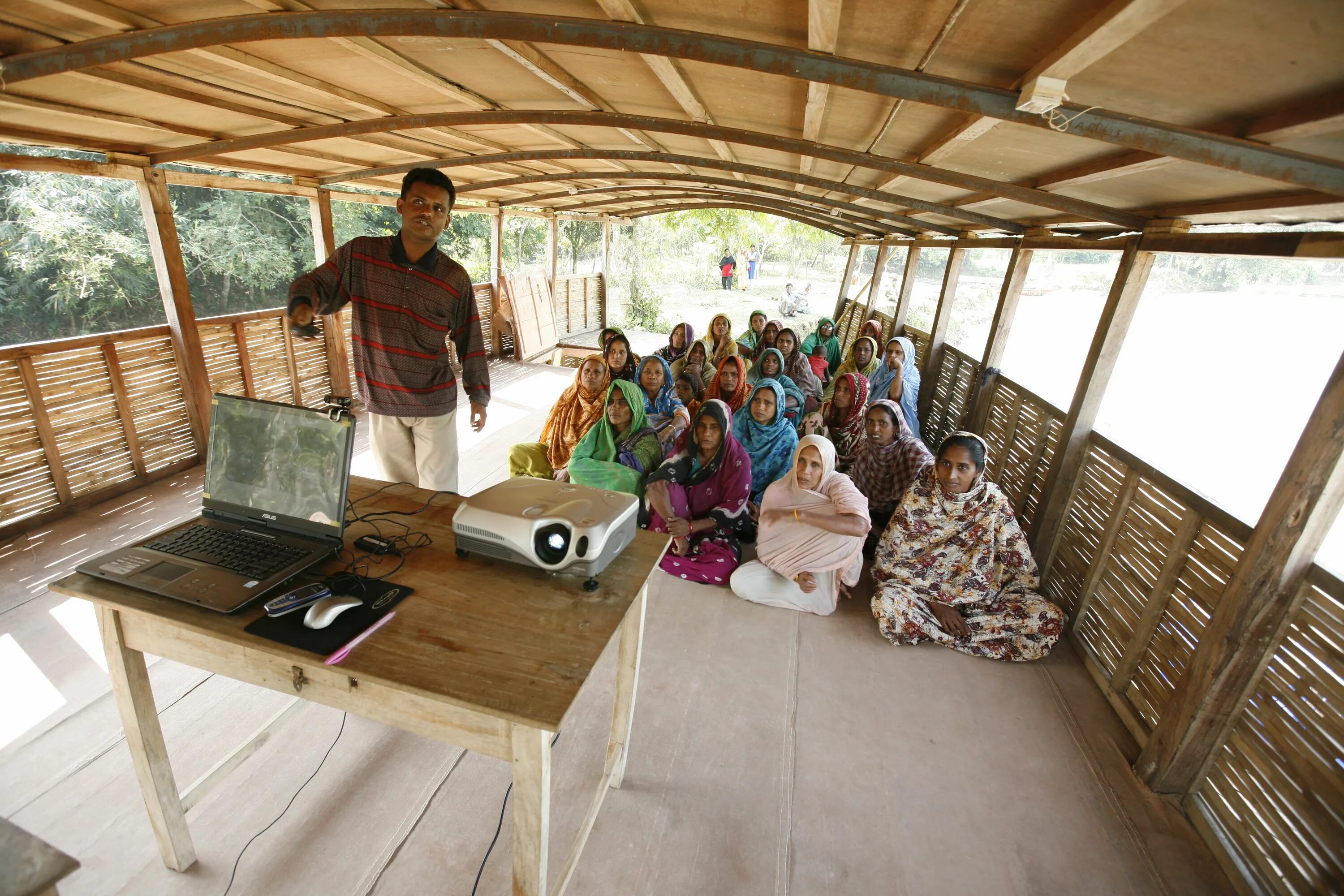 Школа на воде бангладеш. Плавучие школы бангладеш. Лодочная школа в бангладеш. Boat school. Плавучие школы бангладеш.