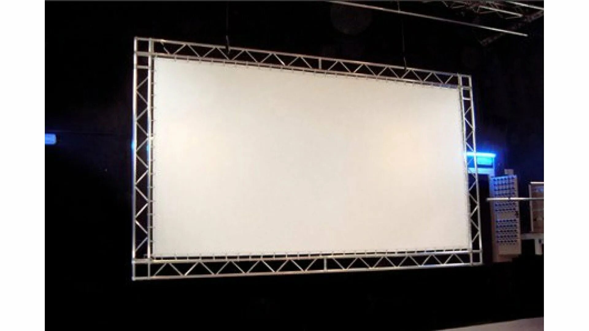 Экран проекционный с алюминированным полотном, размер: 4х4 м. Уличный экран для проектора. Проекционный экран на раме. Рама для экран проэктора. Экран 5 метров