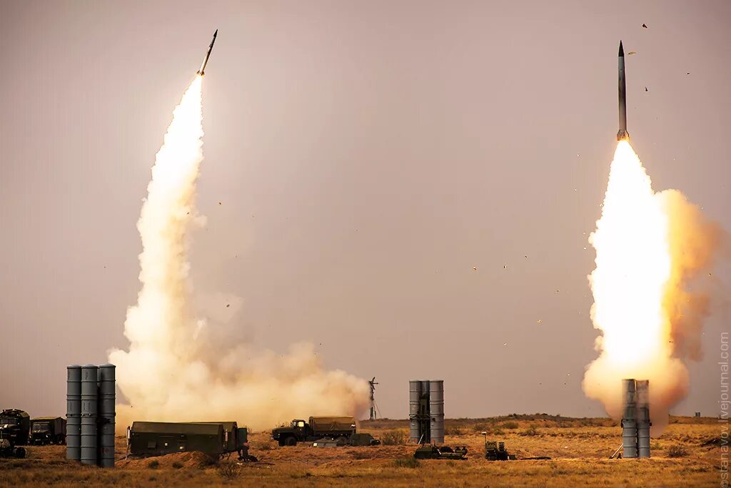 Рсзо смерч стрельба. Ракета боевая. С-400 триумф пуск. Танк стреляющий ракетами. Торнадо рсзо 2022.