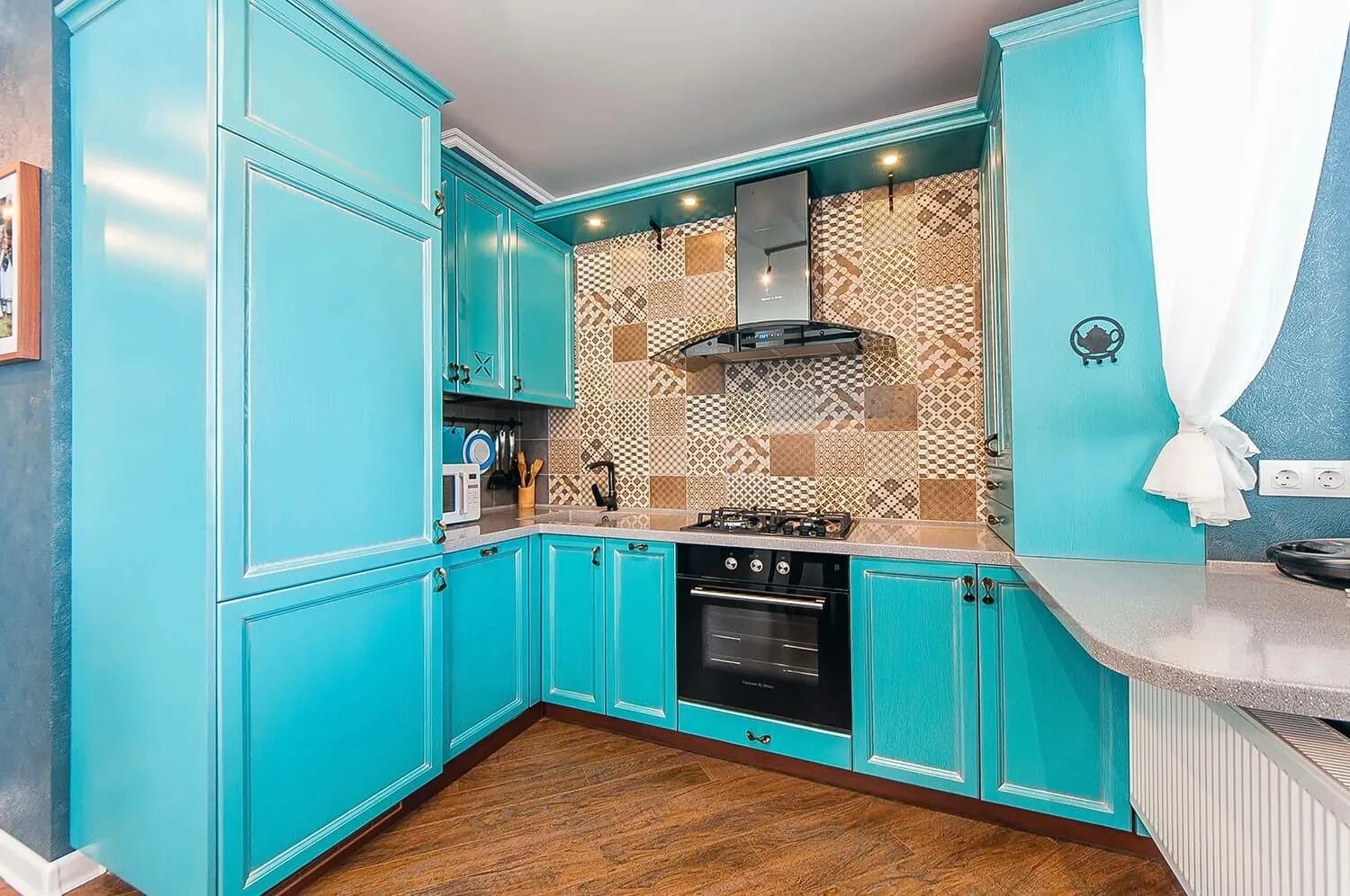 Кухня бирюзового цвета фото. Кухонный гарнитур бирюзового цвета. Кухня в бирюзовых тонах. Бирюзовая кухня икеа. Бирюза в интерьере кухни.