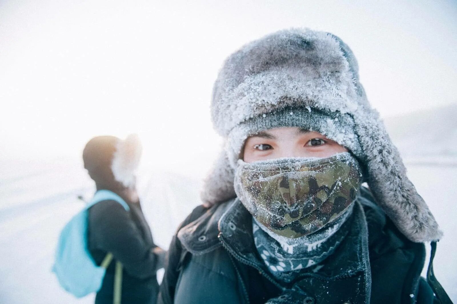 Холод занятия в холоде. Оймякон полюс холода. жизнь в оймяконе. зима мороз. люди зимой.