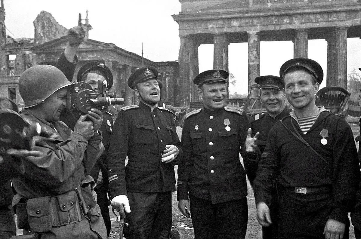 Победа Берлин 1945. 9 Мая 1945 Берлин. Моряки в Берлине 1945г. Фото военных лет великая отечественная