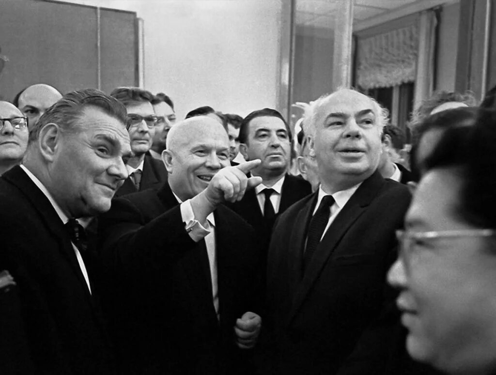 Хрущев манеж. Выставка авангардистов 1962 хрущев. хрущев на выставке авангардистов. посещение н.с. хрущева выставки авангардистов в манеже в 1962 году..