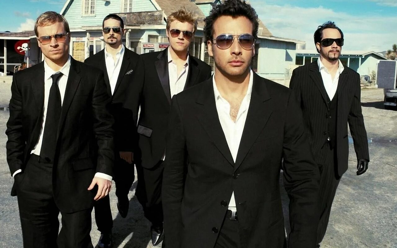 Мужская группа поет. Backstreet boys в костюмах. Backstreet boys incomplete. Backstreet boys album. The Essential Backstreet boys.