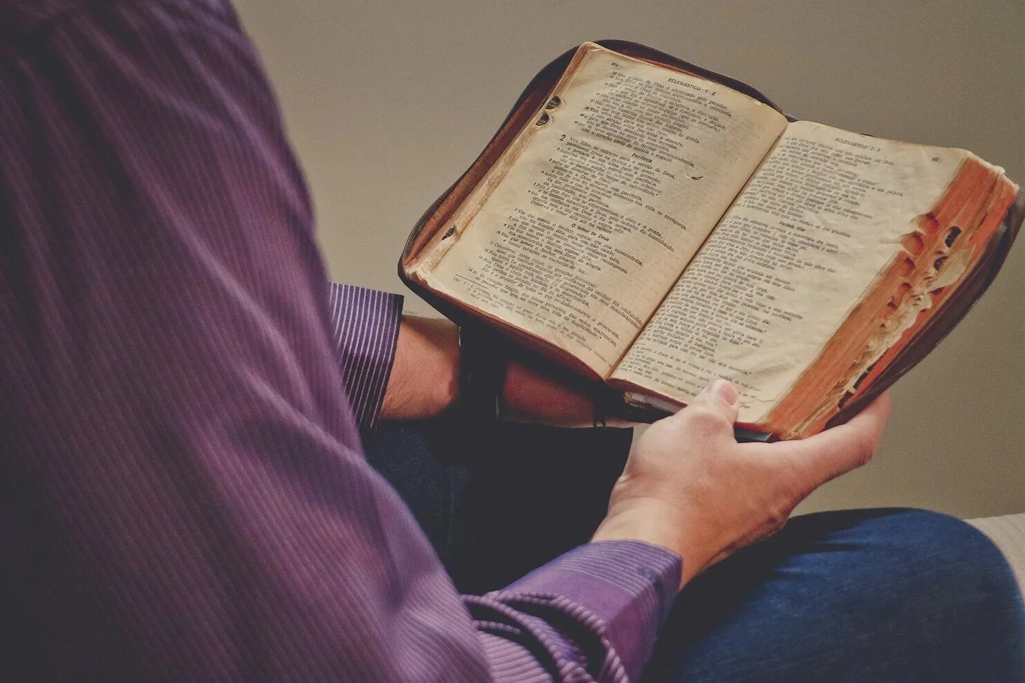 Библию читают стоя. Библию читают стоя. Человек с библией на столе. Человек с библией на природе. Библия молодежь.