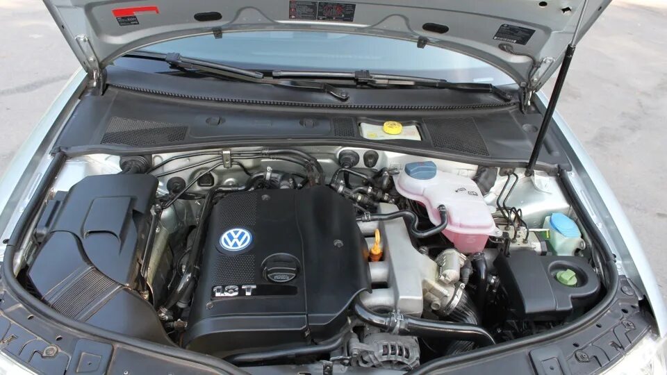 Двигатель пассат в5. Двигатель Фольксваген Пассат б5. Volkswagen Passat b5 1.8 турбо двигатель. Двигатель Фольксваген Пассат б5 1.8. Подкапотка Passat b5 1.8.