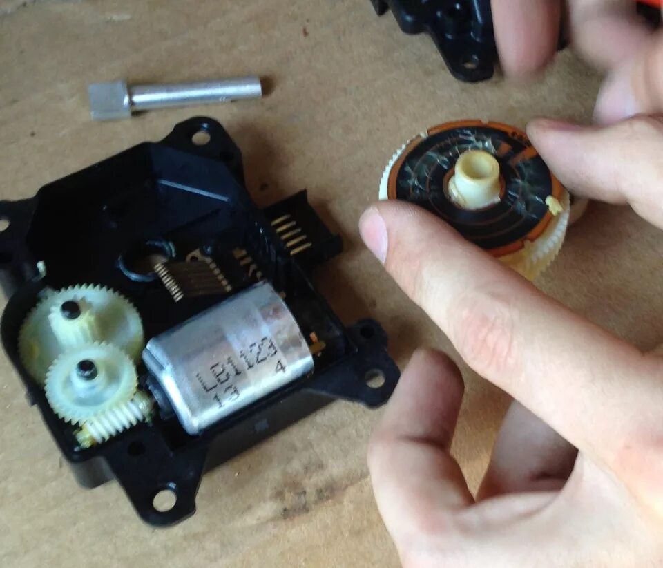 Сервопривод заслонки печки haval h6. Серводвигатель в разрезе. Сервопривод заслонки печки тойота тундра 2. Сервопривод устройство и принцип работы. 02 tn.