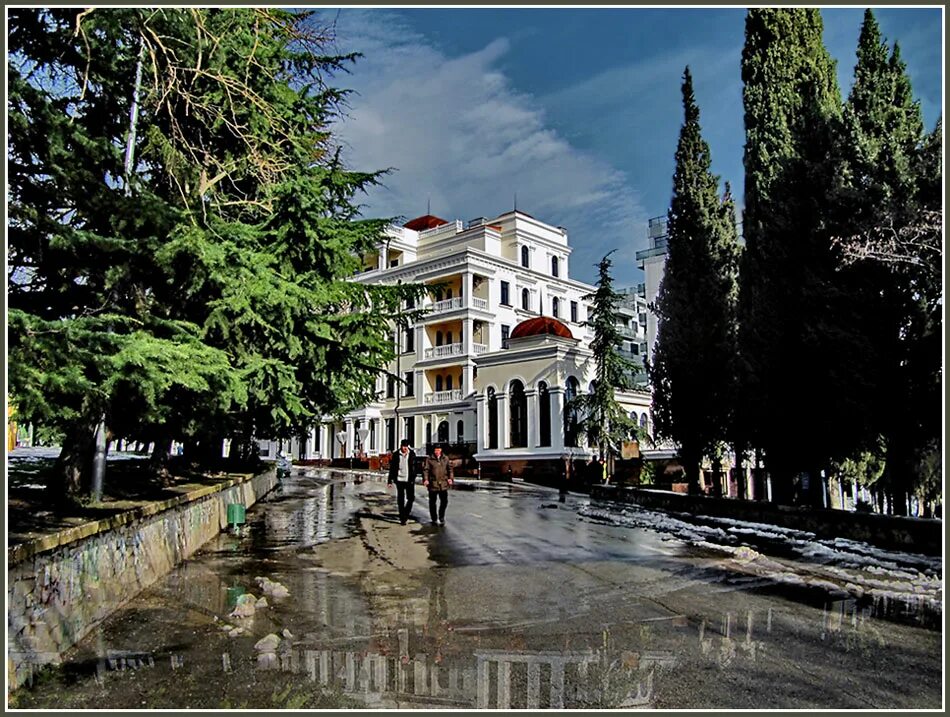 Алушта улица набережной. Алушта улица набережная. Крым Алушта улицы. Алушта набережная зима. Алушта улицы города.