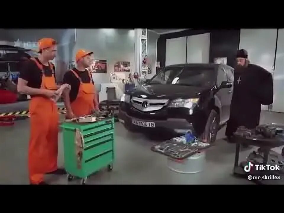 Отец в автосервисе