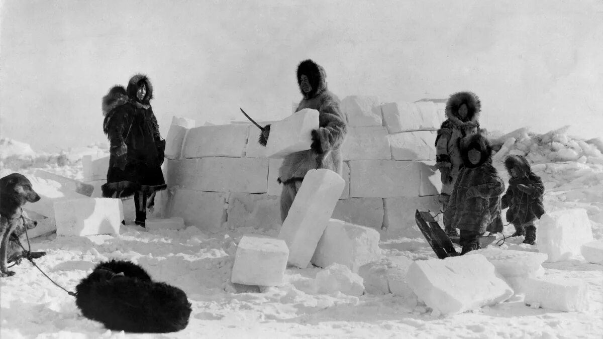 Житель иглу. Инуиты — Канадские Эскимосы. Иглу традиционное жилище эскимосов коренных жителей Канады. Эскимосы в Арктике. Иглу Чукотка.