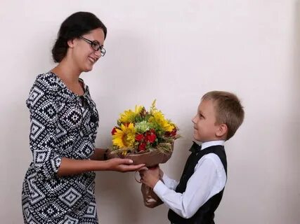 Дети поздравляют учительницу