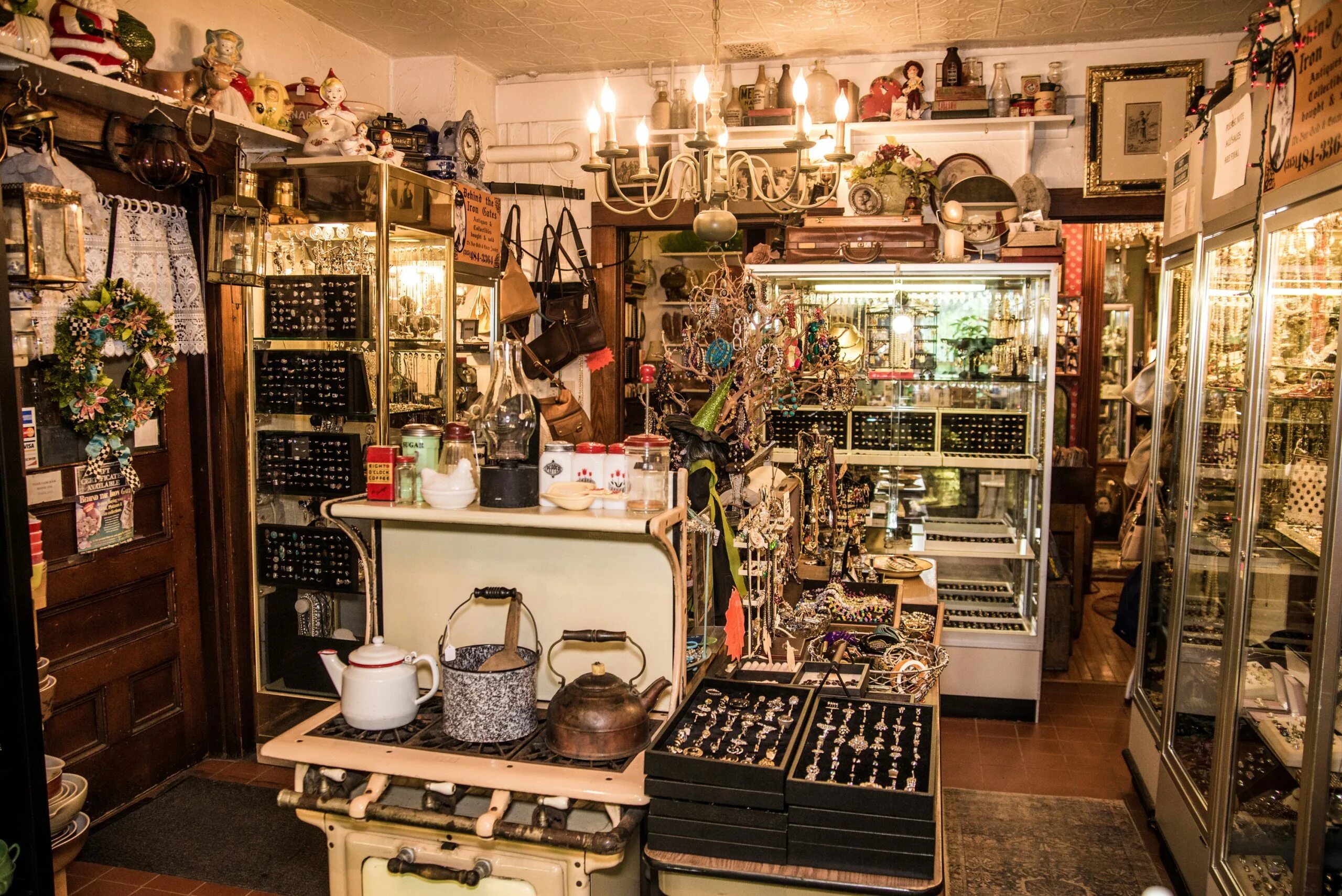 Thing shop. Antique shop. Antique fanats. Antique shop aesthetic. Uriah's heap Antique shop.