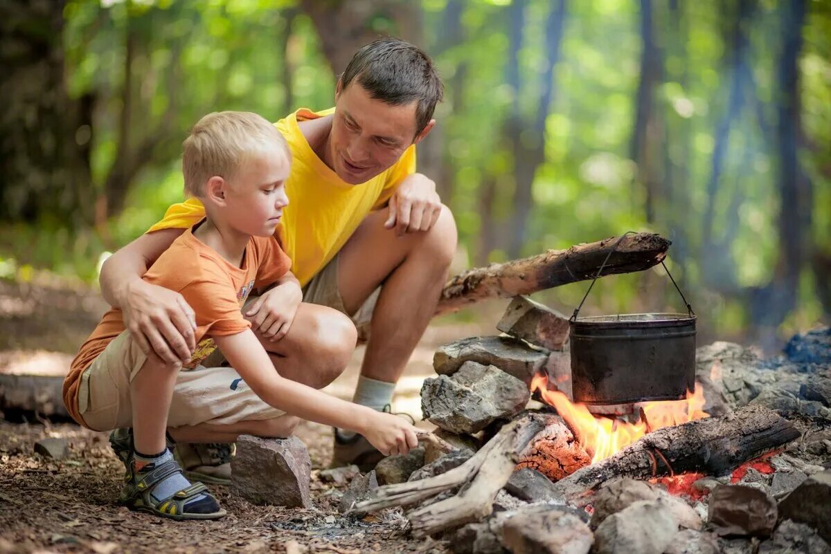 Camping with dad. Папа с сыном на пикнике. Поход семьей на природу. Дети на природе у костра. Семья в походе у костра.